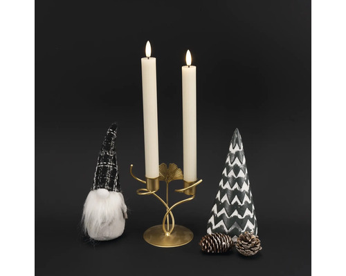 Dekorative Anordnung mit Kerzenleuchter, Kerzen, Zwerg, Baum und Tannenzapfen