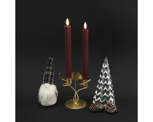 Dekorative Anordnung mit LED-Kerzenleuchter, Zwerg, Tannenzapfen und Tannenbaum
