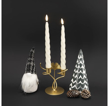 Décoration avec bougies, chandelier, figurine décorative, sapin de Noël et pommes de pin