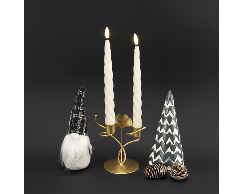 Décoration avec bougies, chandelier, figurine décorative, sapin de Noël et pommes de pin