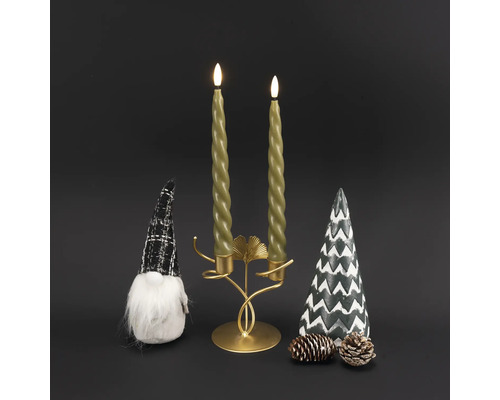 Dekorative Anordnung mit Kerzenleuchter, Kerzen, Zwerg, Dekobaum und Tannenzapfen