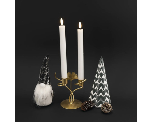 Dekoratives Arrangement mit Kerzenhalter, Kerzen, Zwerg, Deko-Baum und Tannenzapfen