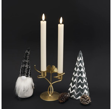 Scène décorative avec chandelier, arbre décoratif, gnome et pommes de pin