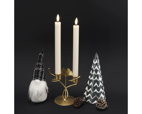 Dekorative Szene mit Kerzenleuchter, Zierbaum, Zwerg und Tannenzapfen