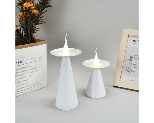 Zwei weiße LED-Kerzenständer mit Blumen und Bilderrahmen