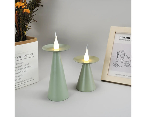 Zwei LED-Tischleuchten in Kegelform auf einem Tisch