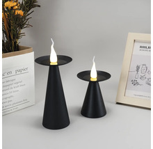 Zwei schwarze Kerzenleuchten mit LED-Kerzen auf einem Tisch