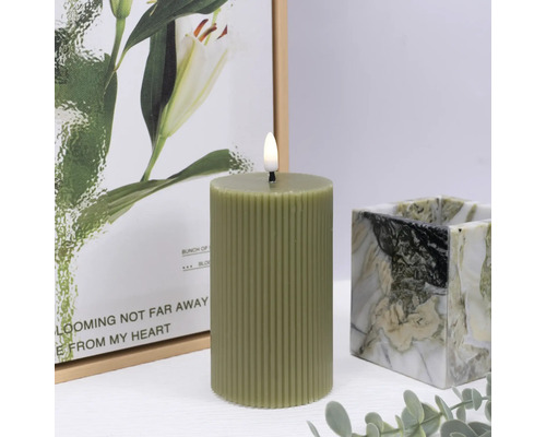 Dekorative LED Stumpenkerze mit vertikalen Rillen