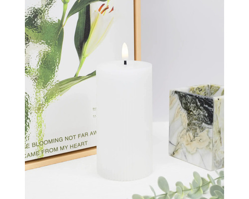 Bougie LED décorative blanche avec une flamme d''un réalisme trompeur