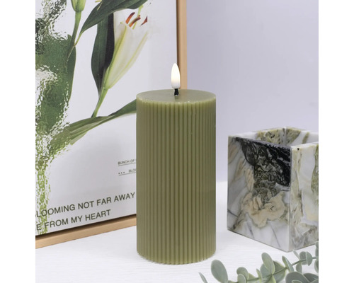 Dekorative LED-Kerze mit Rillenmuster