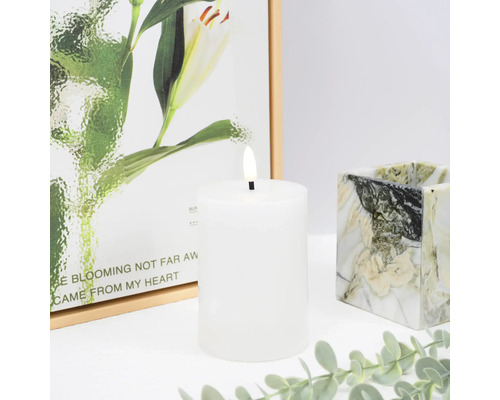 Dekorative Stumpenkerze mit LED-Flamme