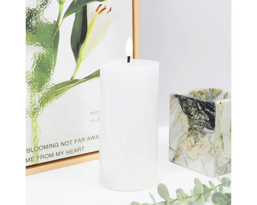 Dekorative weiße Stumpenkerze mit künstlicher Flamme