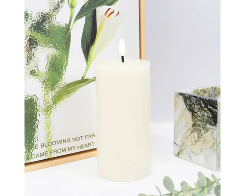 Elfenbeinfarbene Stumpenkerze mit digitaler Flamme