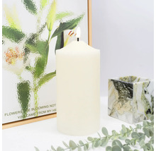 Bougie pilier décorative blanche avec flamme allumée