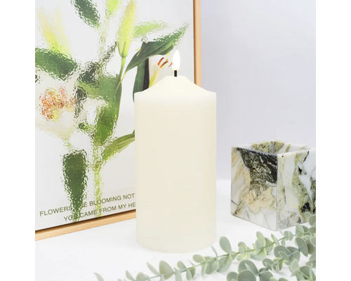 Bougie pilier décorative blanche avec flamme allumée