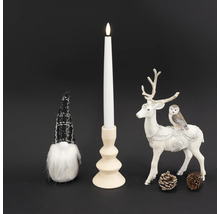 Scène décorative avec bougie LED, gnome et figurine de cerf pour une ambiance de Noël