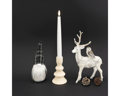 Scène décorative avec bougie LED, gnome et figurine de cerf pour une ambiance de Noël