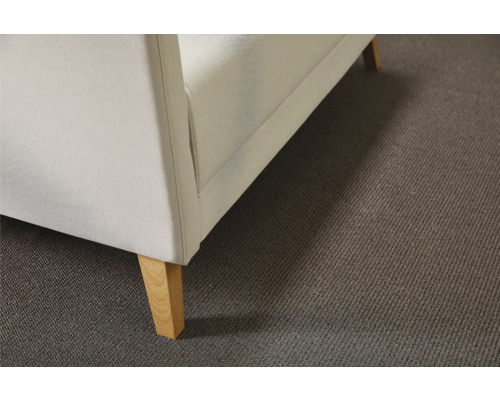 Detailaufnahme von einem Sofa mit Stoffbezug und Holzfüßen