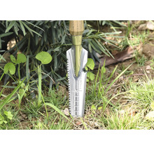Outil de jardin avec manche en bois et pelle en acier inoxydable dans l''herbe