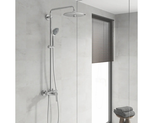 Système de douche avec douche de tête et douchette à main dans une salle de bain moderne