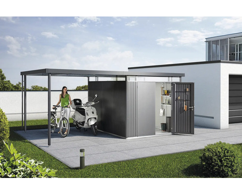 Scène avec remise à outils, abri voiture, scooter et vélo dans le jardin