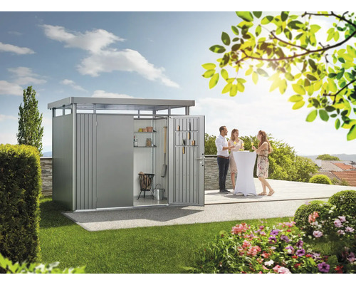 Gartenschrank aus Metall mit geöffneten Türen und feiernden Personen im Garten