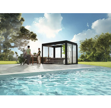 Scène avec barbecue, table haute et toit de terrasse en verre à côté de la piscine