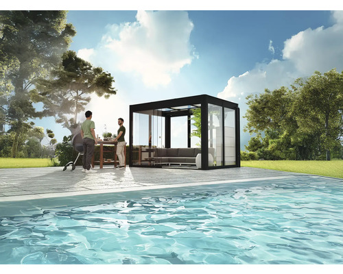 Überdachte Terrasse mit Glaswänden neben einem Pool, zwei Männer bereiten eine Grillparty vor