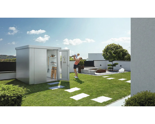 Scène de jardin avec cabanon à outils, mère et enfant sur pelouse