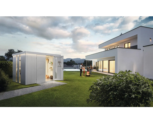 Scène de jardin avec abri de jardin, famille et maison d''habitation moderne