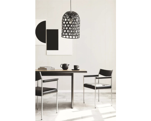 Szene mit Esstisch, Stühlen und hängender Flechtleuchte