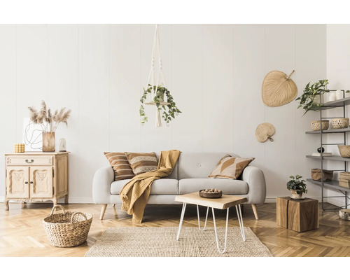 Wohnzimmer mit Sofa, Holztisch und dekorativen Elementen in einem hellen, gemütlichen Ambiente.