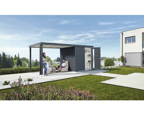 Garten mit modernem Gerätehaus, überdachter Terrasse und zwei Personen
