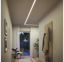 Couloir avec spots encastrés, vestiaire et porte donnant sur le jardin