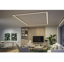 Salon avec luminaire LED carré monté au plafond.