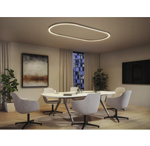 Salle de conférence moderne avec plafonnier ovale, table de conférence et chaises.