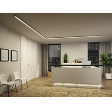 Bureau moderne avec plafonniers linéaires, réception et design minimaliste.