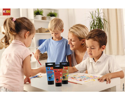 Szene mit Kindern und einer Frau, die mit Fingerfarben der Marke Marabu Little Artist an einem Tisch malen.