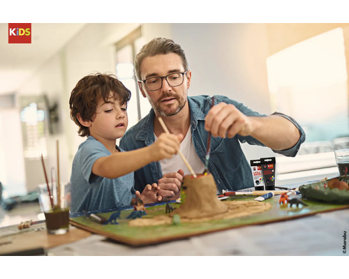 Vater und Sohn bemalen ein Vulkanmodell mit Farben der Marke Marabu Kids Little Artist.