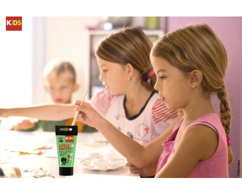 Szene mit Kindern, die mit LITTLE ARTIST Farbe malen, und Tube der LITTLE ARTIST Farbe