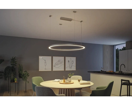 Esszimmer mit Esstisch, Stühlen und einer runden LED-Hängeleuchte.