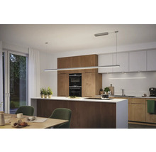 Moderne Küche mit Kücheninsel und linearer LED-Pendelleuchte über der Arbeitsfläche.