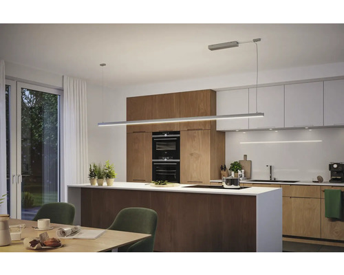 Moderne Küche mit Kücheninsel und linearer LED-Pendelleuchte über der Arbeitsfläche.