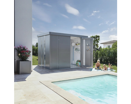 Abri de jardin en métal avec porte ouverte, piscine et enfants jouant dans le jardin