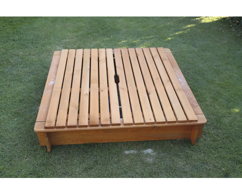 Holzsandkasten mit geschlossenem Deckel auf Rasen