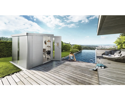 Aménagement de jardin moderne avec abri de jardin, piscine et coin salon sur terrasse en bois