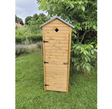 Armoire à outils en bois dans le jardin