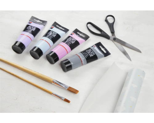 Bastelutensilien: Acrylfarben, Pinsel, Schere und Papier