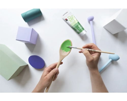 Scène avec peinture, pinceau et cuillère en bois pour le bricolage