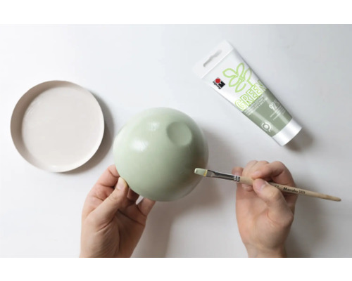 Boule peinte avec peinture Marabu, pinceau et godet